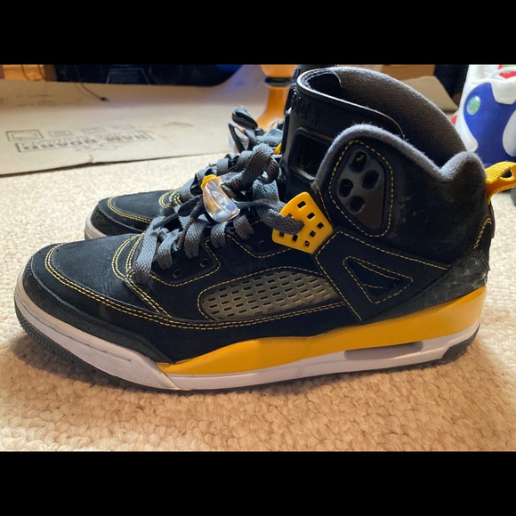 Black university gold Jordan spizikes - Picture 2 of 4